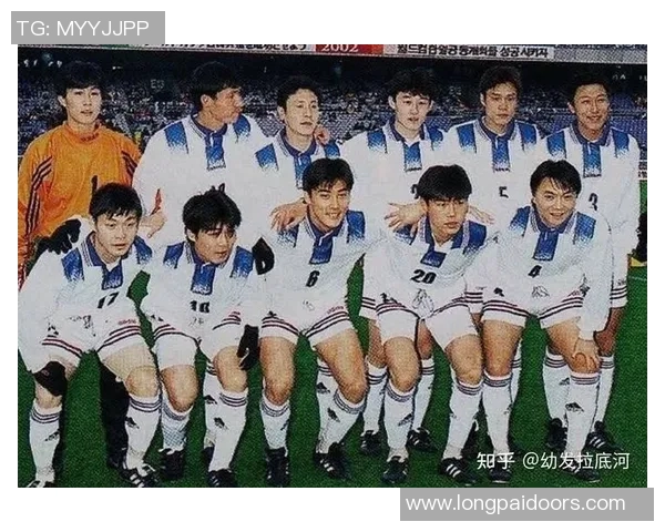 世界杯奖杯荣耀之路：见证足球历史中的辉煌时刻与传奇故事